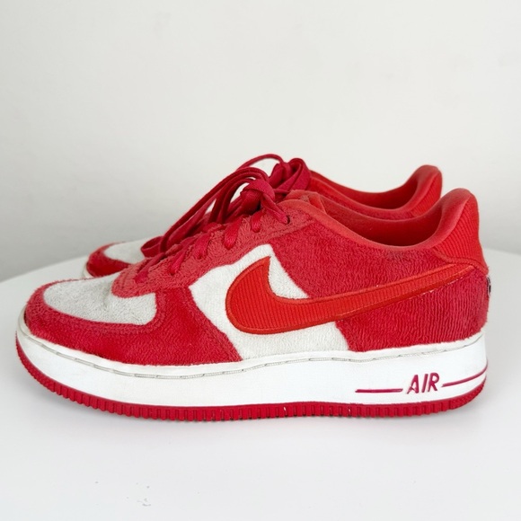 Nike Air Force 1 Low Top in Valentine's Day Fleece Red & White Sneaker - Picture 4 of 11